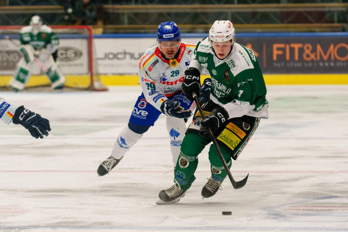 Mathias Haiböck und die Cracks des EC Bregenzerwald, die im Retro-Dress aufliefen, mussten sich der Kaltschnäuzigkeit der Italiener beugen.⇒stiplovsek