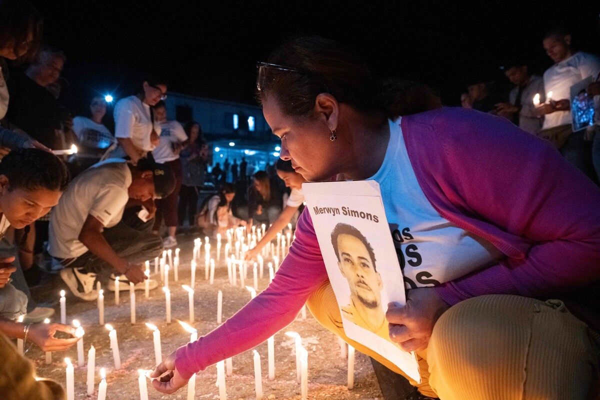 Menschen zünden Kerzen bei einer Mahnwache vor einem Gefängnis in Venezuela und fordern die Freilassung politischer Gefangener.