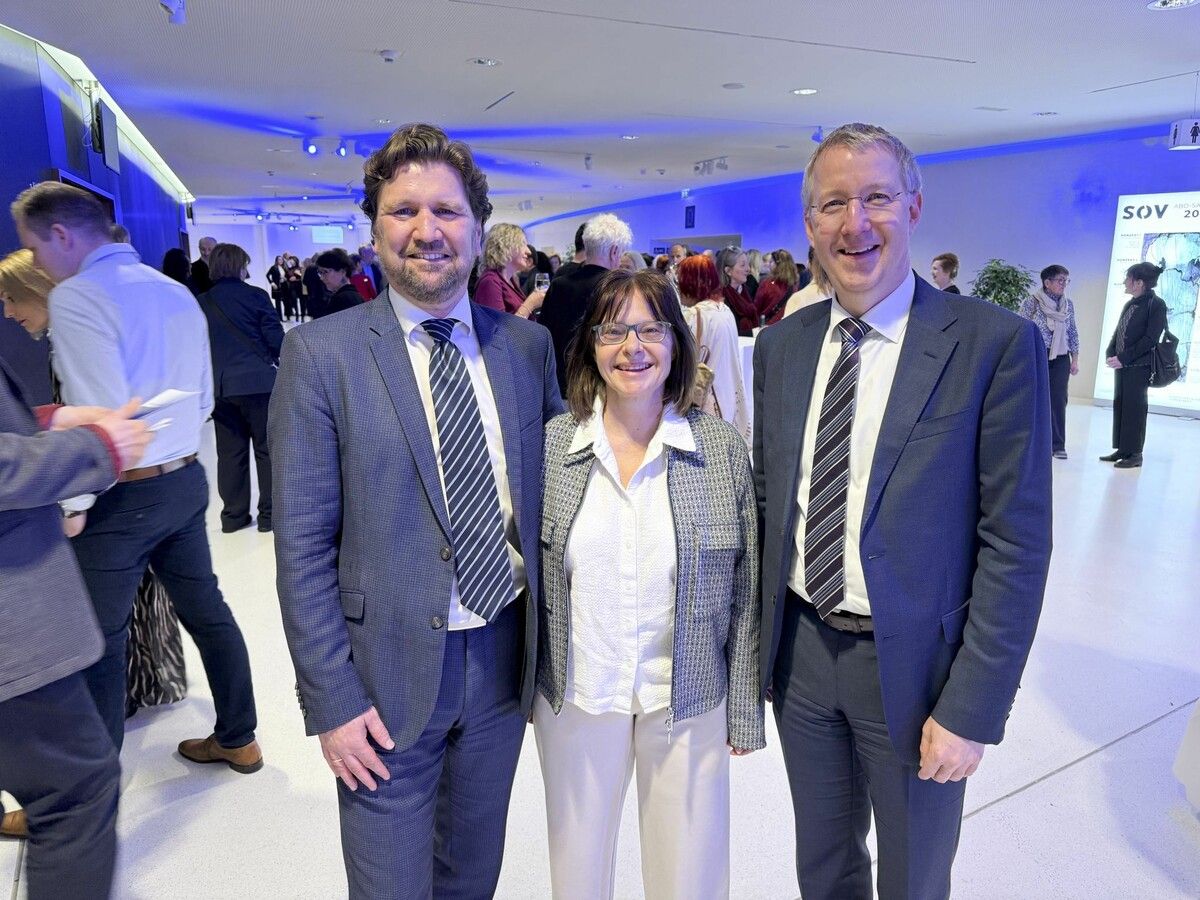 Michel und Susanne Haller mit Stephan Sausgruber beim Bregenzer Hypo-Kundenkonzert.⇒Franc
