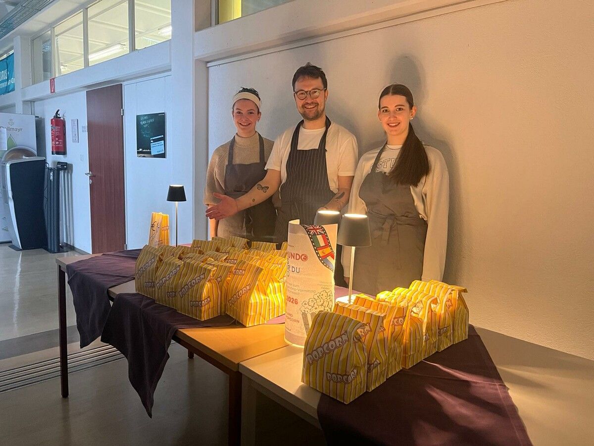 Miriam Ebli und Marie Moosbrugger haben zusammen mit ihrem KRM-Lehrer Hendrik Strele den Popcornstand betreut.⇒jos