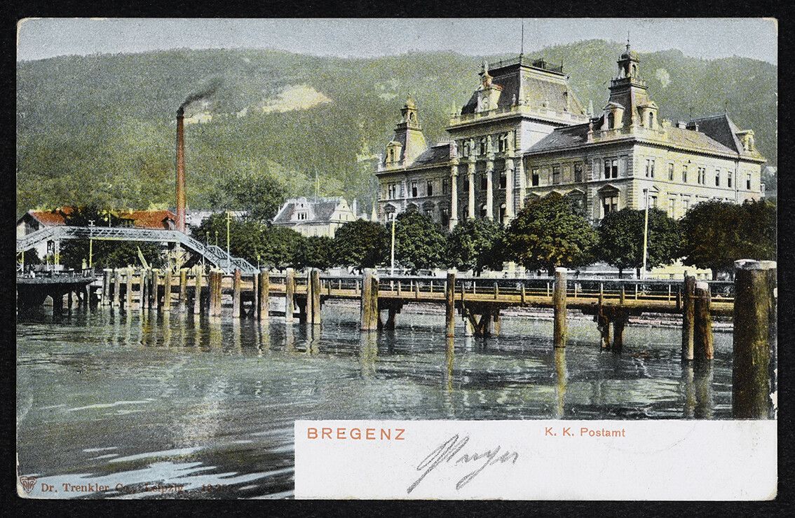 Mit dem Bregenzer Postamt, früher Hauptpostamt genannt, wurde zwischen 1893 und 1895 ein für eine vergleichsweise kleine Stadt wie Bregenz ein monumentales Amtsgebäude errichtet. 1890 hatte die Stadtvertretung gefordert, dass das neue Gebäude nicht nur praktisch, sondern auch eine Zierde für die Stadt sein sollte. Das neue Haus wurde vom Architekten Friedrich Setz geplant, der in der ganzen Monarchie der Spezialist für Postgebäude war. So plante er in Bozen. Graz, Karlsbad, Trient und Triest ähnliche Gebäude, in Bad Ischl entstand sogar ein wahrer Zwilling nach den gleichen Plänen wie in Bregenz. Die hervorragende Lage direkt am See machte das Postamt zu einem der beliebtesten Postkartenmotive.⇒Ansichtskartensammlung Richard Huter/Vorarlberger Landesbibliothek
