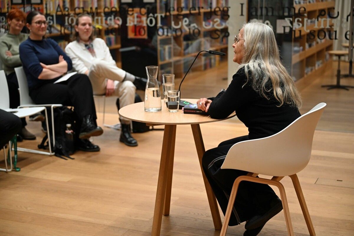 Mit der Lesung der Krimiautorin Edith Kneifl wurde der Startschuss gegeben für den „Mörderischen Bezirk“. ⇒Laurence Feider(4)