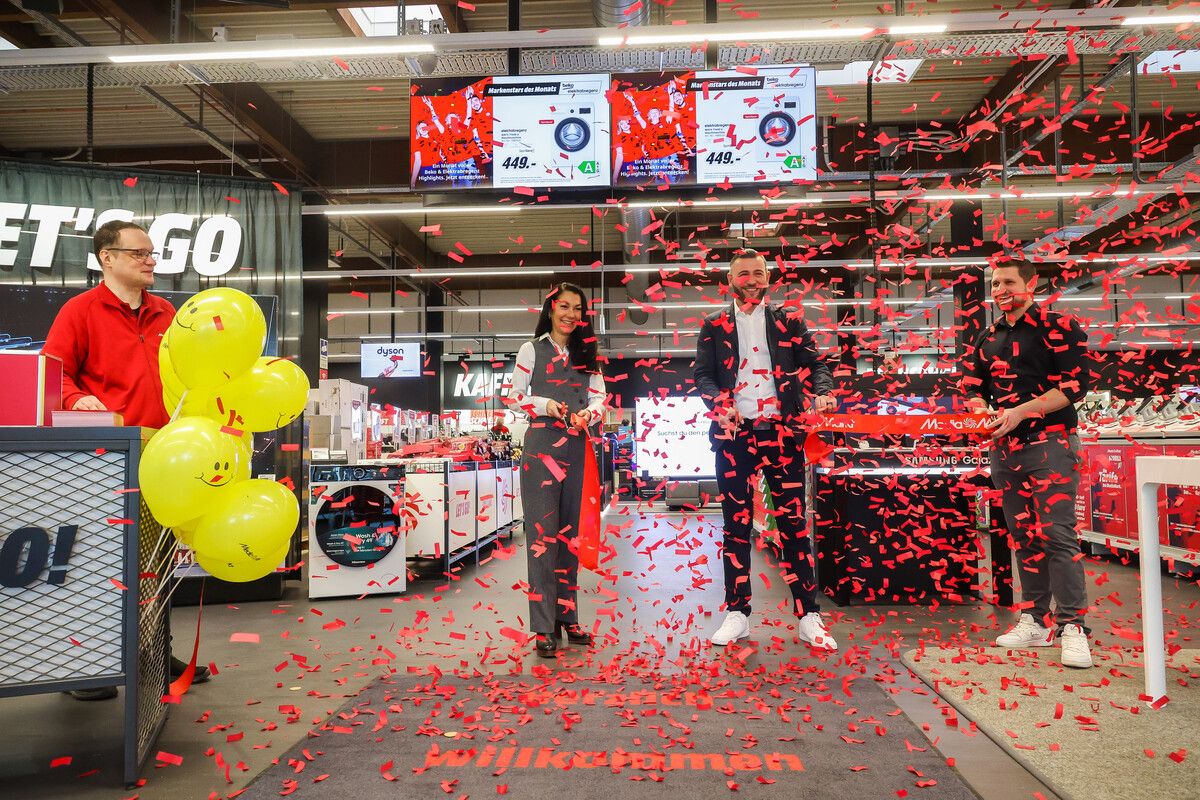 Mitarbeiter von MediaMarkt, Messepark-Geschäftsführerin Nicole Schedler (2.v.l.) und MediaMarkt-Chef Oliver Egger (2.v.r.), begrüßten die ersten Kunden.⇒ VN/PS