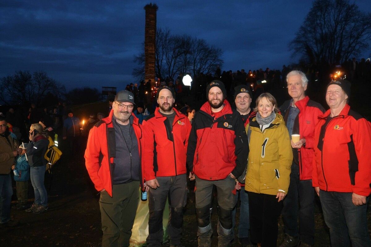 Moderator Fredi Himmer, Obmann Tobias Bitsche, Funkenbaumeister Clemens Walser, Wirtschaftschef Stefan Heim, Maria und Arno Walser, Lorenz Heim (Wirtschaftschef 2).⇒Arno Meusburger