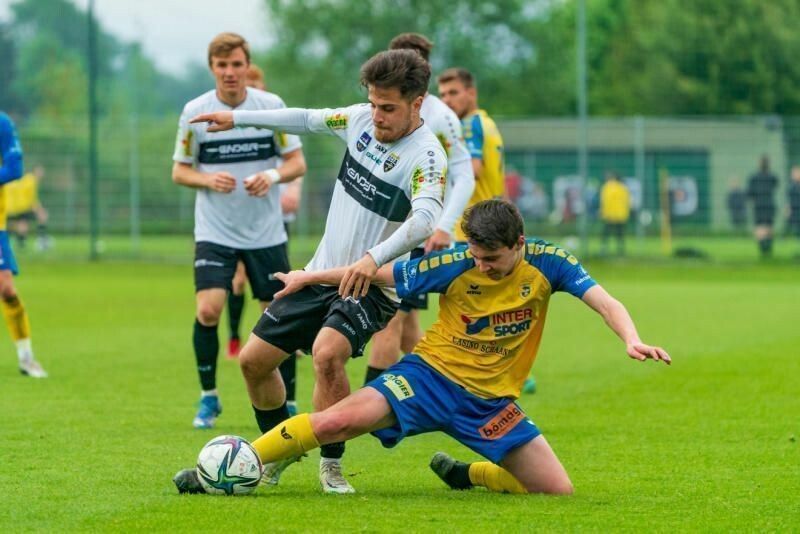 Muhamed Piken (l.) nimmt einen neuen Anlauf in Frastanz.⇒stiplovsek