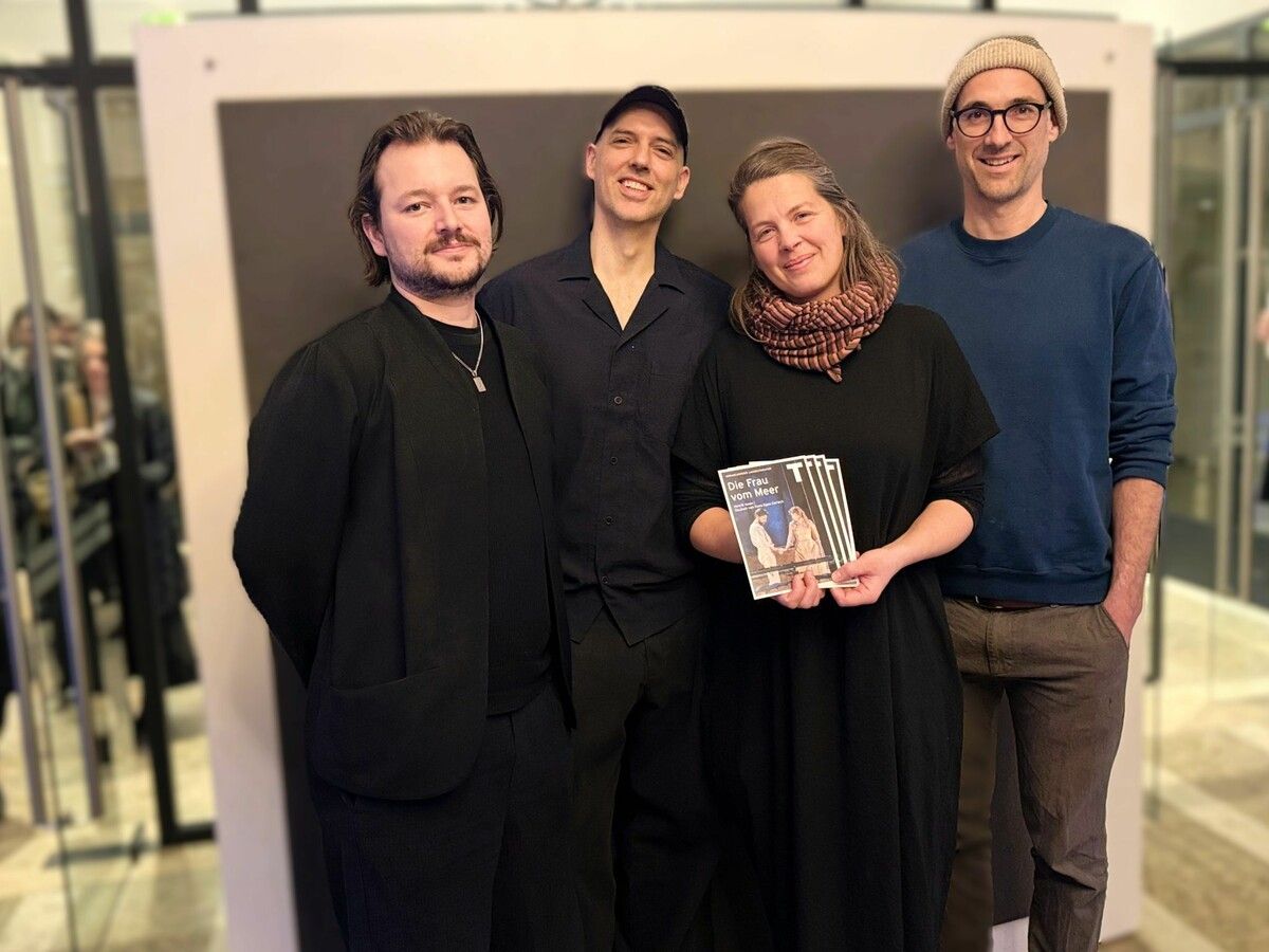 Musiker Moritz Widrig, Bühnen- und Kostümbildner Matthias Strahm, Regisseurin Danielle Feld-Strahm, Dramaturg und Schauspieler Tobias Fend vor der Premiere. ⇒SIE