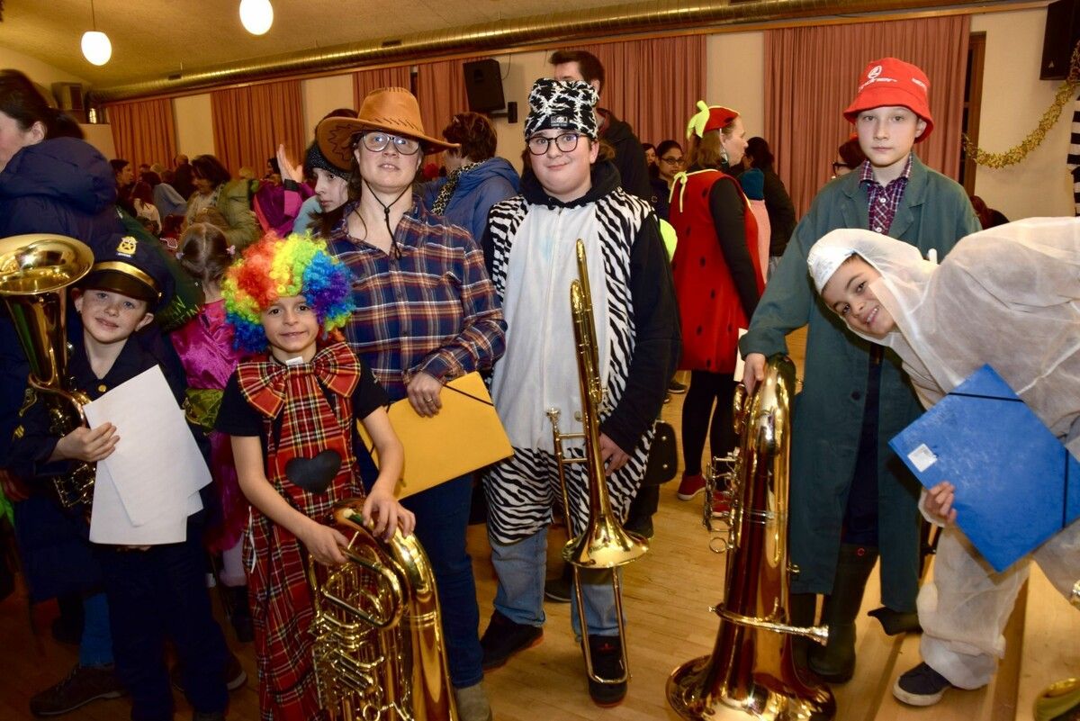 Nach dem „Faschingskonzert der Kleinen“ posierten diese Mädchen und Buben für ein Erinnerungsbild.⇒Gerhard Scopoli