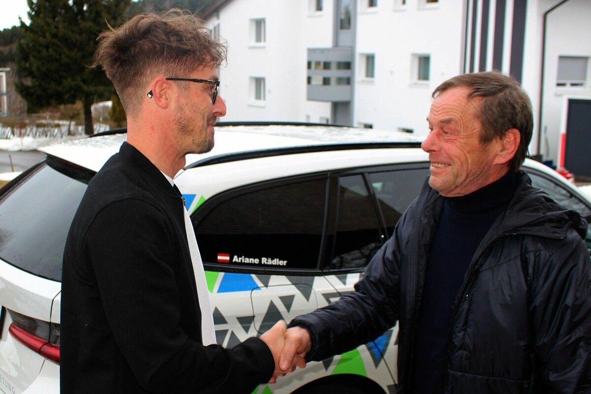 Nach VN und Nachbarn erster Gratulant bei Arianes Vater Reinhold: Bürgermeister Lukas Greussing.⇒Strauss