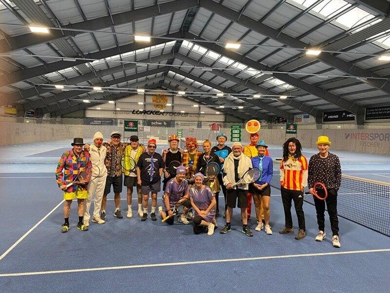 Närrische Tennisrunde mit Kostümen beim PVÖ-Treff in Götzis.⇒ PVÖ Vorarlberg