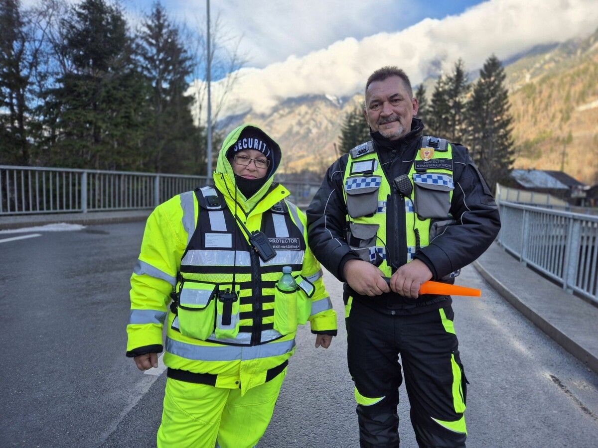 Natascha Sulzer und Zlatan Jovanovic regeln den Ausweichverkehr in Innerbraz. ⇒VN/JUN