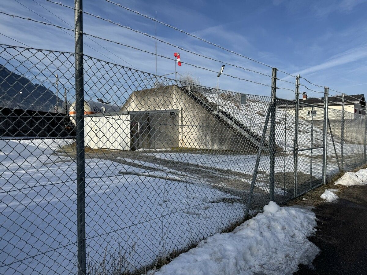Neben der Firma und direkt neben der Bahntrasse befindet sich unterirdisch auch ein großer Gastank. ⇒vds (2)