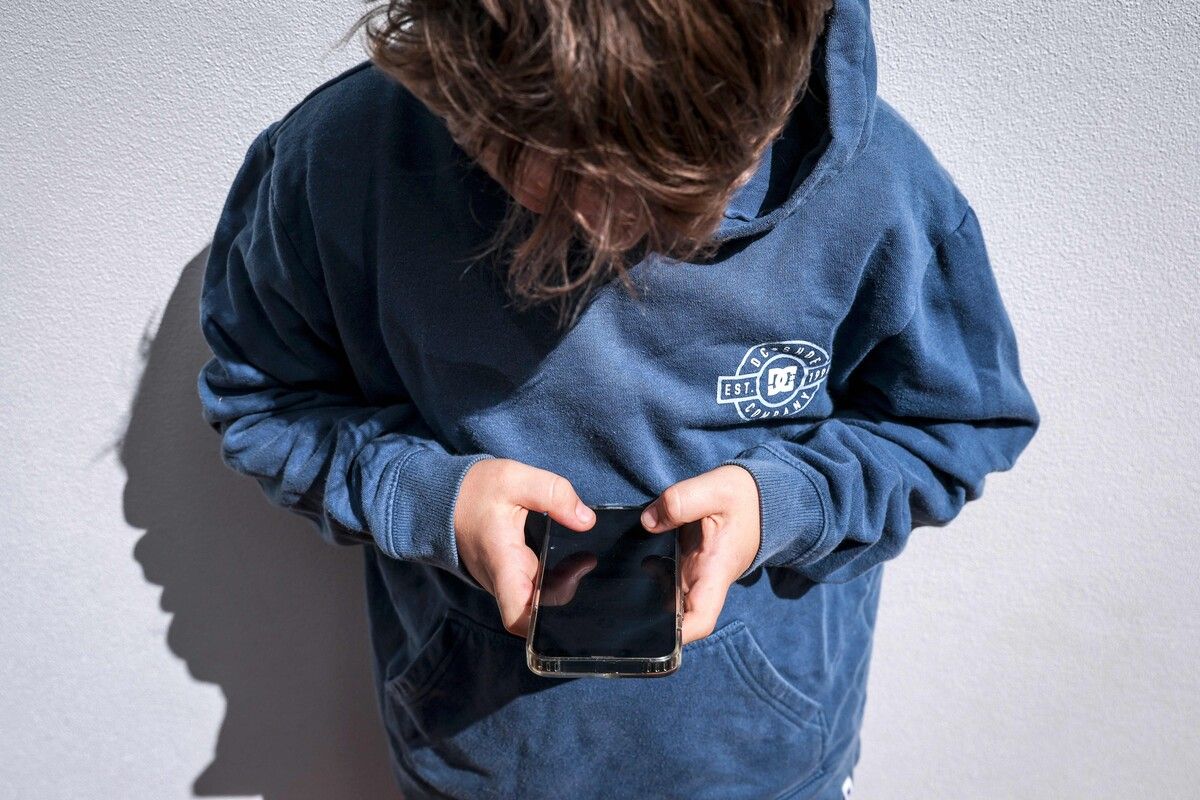 Nicht nur Kinder und Jugendliche, auch viele Erwachsene haben ein problematisches Nutzungsverhalten mit ihren Mobilgeräten. ⇒APA