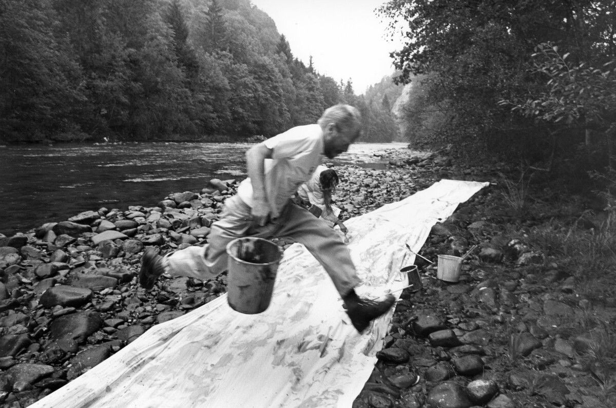 Nikolaus Walter fotografierte Tone Fink beim „Achrettungssprung“ an der Bregenzer Ache.⇒Nikolaus Walter