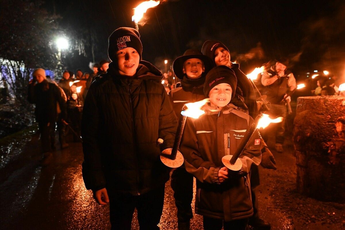 Noah und Florian fieberten dem Anzünden entgegen.⇒Bernadette von Sontagh