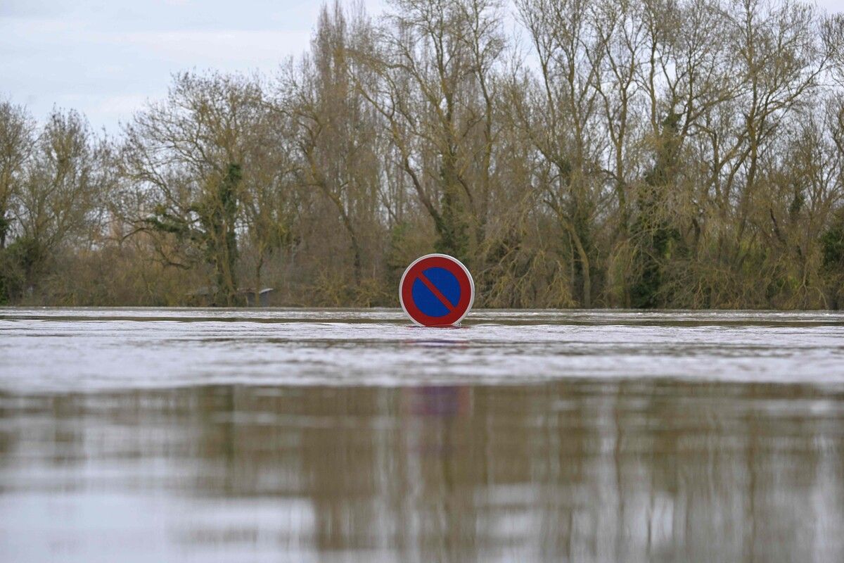 Nur noch die Verkehrstafel ist auf der überfluteten Straße im französischen Chalonnes-sur-Loire zu sehen. 