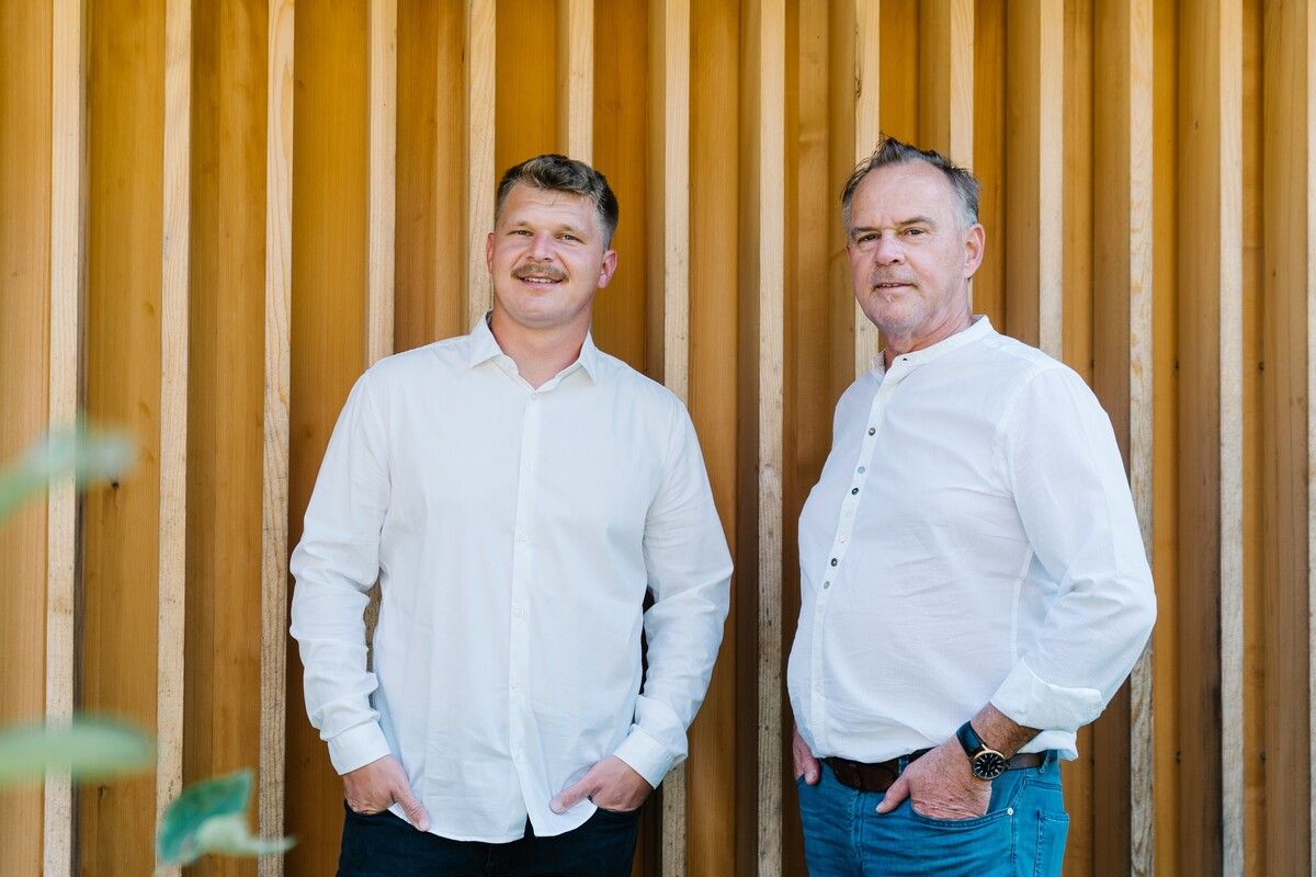 Oliver (li.) und Günter Morscher, Geschäftsführer von Passivhaus-Spezialist Morscher Bauprojekte, fordern einen Neustart bei der Raumplanung. ⇒Pia Pia Pia