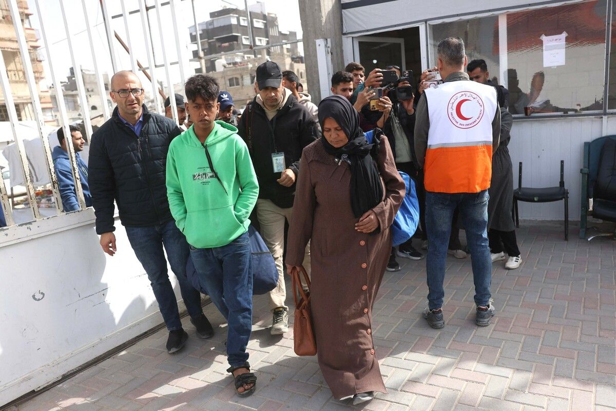 Palästinenser passieren den Grenzübergang Rafah.⇒AFP