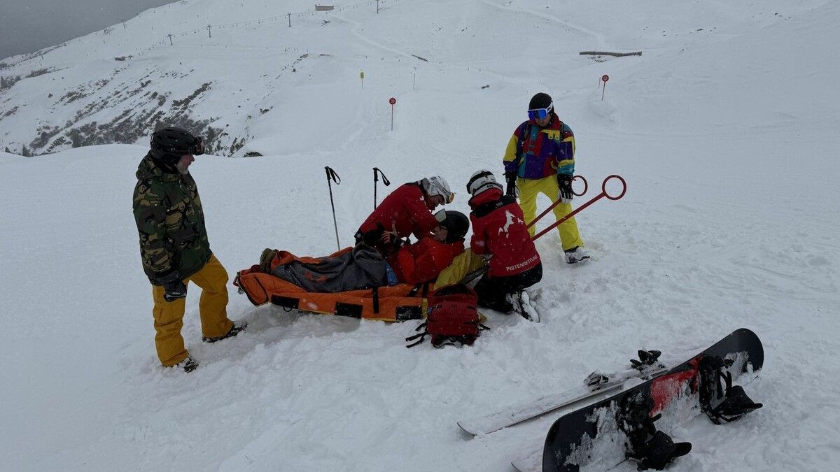 Pistenretter im Einsatz: Ein verletzter Wintersportler wird vor Ort versorgt.
