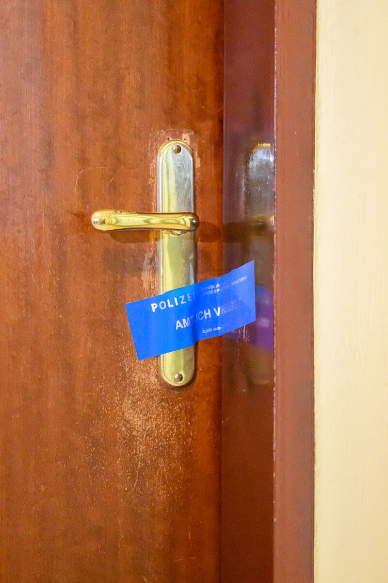 Polizeisiegel an der Wohnungstüre, in der die Leiche des Vaters gefunden wurde.⇒AFP