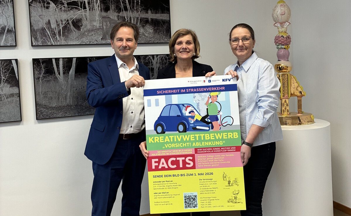 Präsentieren den Kreativwettbewerb: Martin Pfanner (KfV), Landesrätin Barbara Schöbi-Fink und Angelika Walser (Bildungsdirektion). ⇒KFV