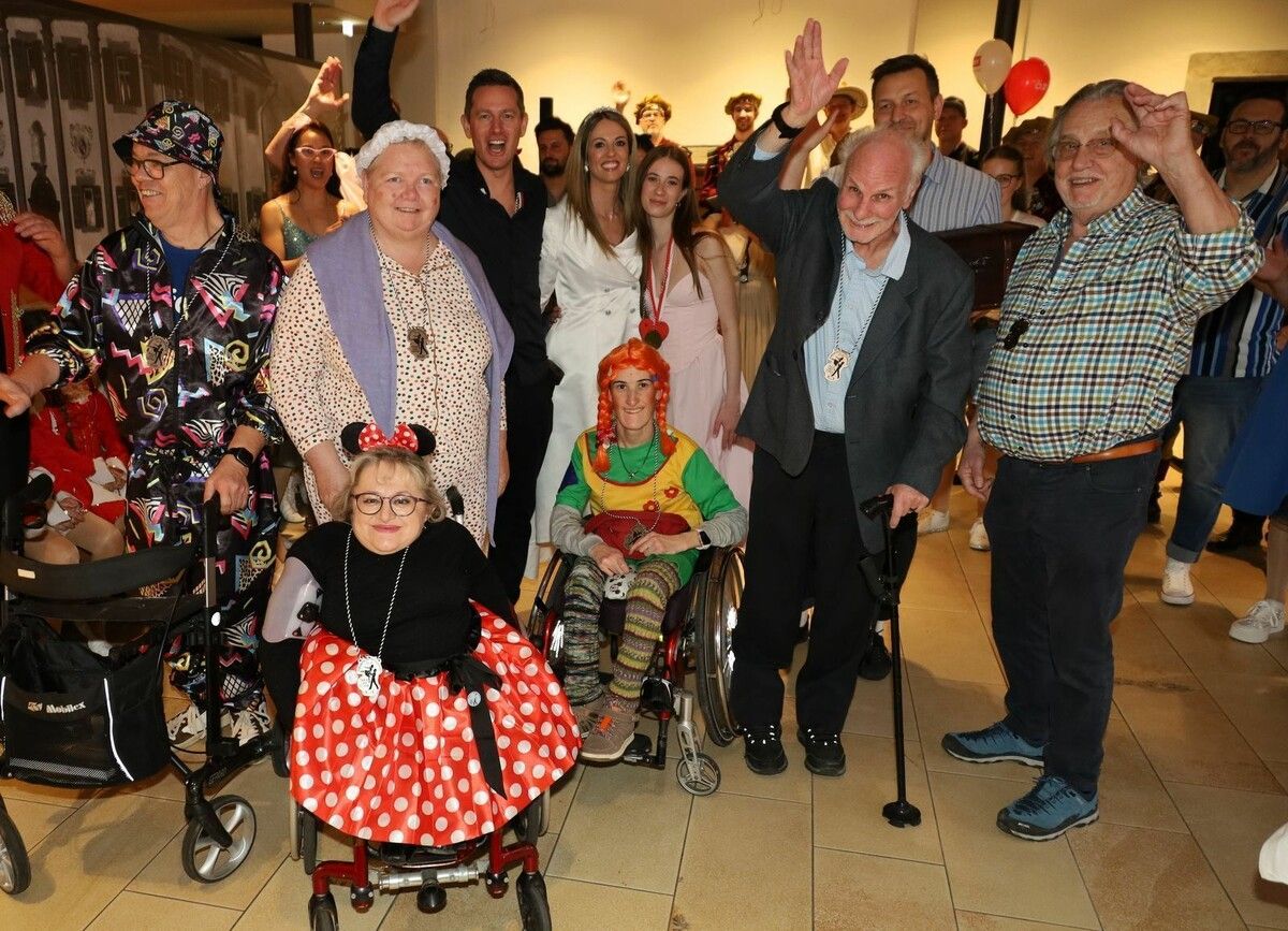 Prinzessin Tanja, Prinz Oliver und Infantin Alissa mit den neuen Ordensträgern bei der ÖZIV-Party. ⇒CHF (4)