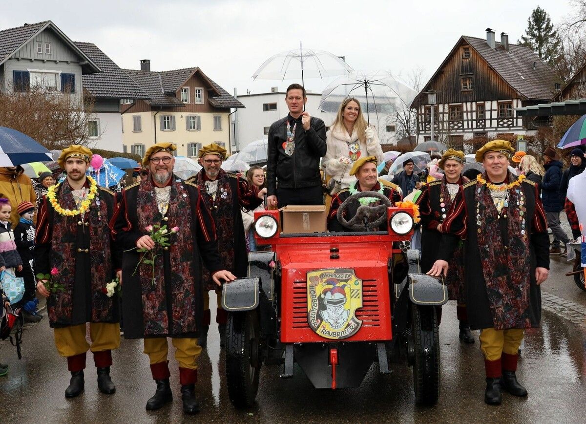 Prinzessin Tanja und Prinz Oliver samt ihren Raubrittern beim Hörbranzer Familienumzug.⇒Christian Fetz
