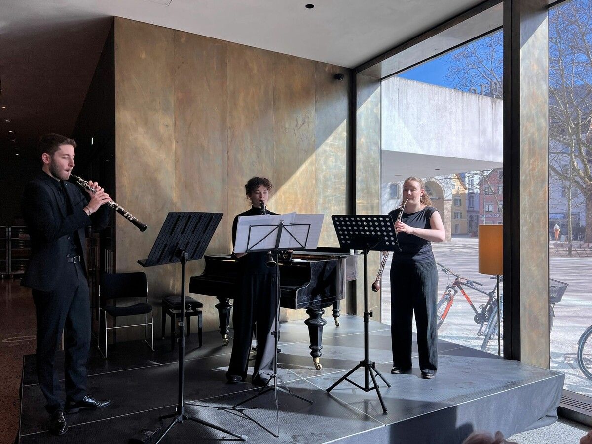 Quentin Föhr (Oboe), Joana Eggenberger (Klarinette) und am Englischhorn Annika Matula. ⇒Andreas Marte