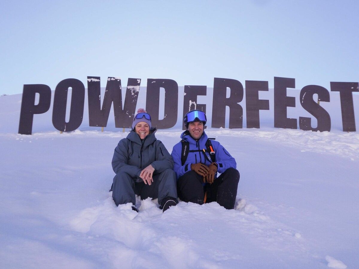 Regina und Simon Wohlgenannt vor ihrem Powderfest-Schriftzug. ⇒LAB (3)