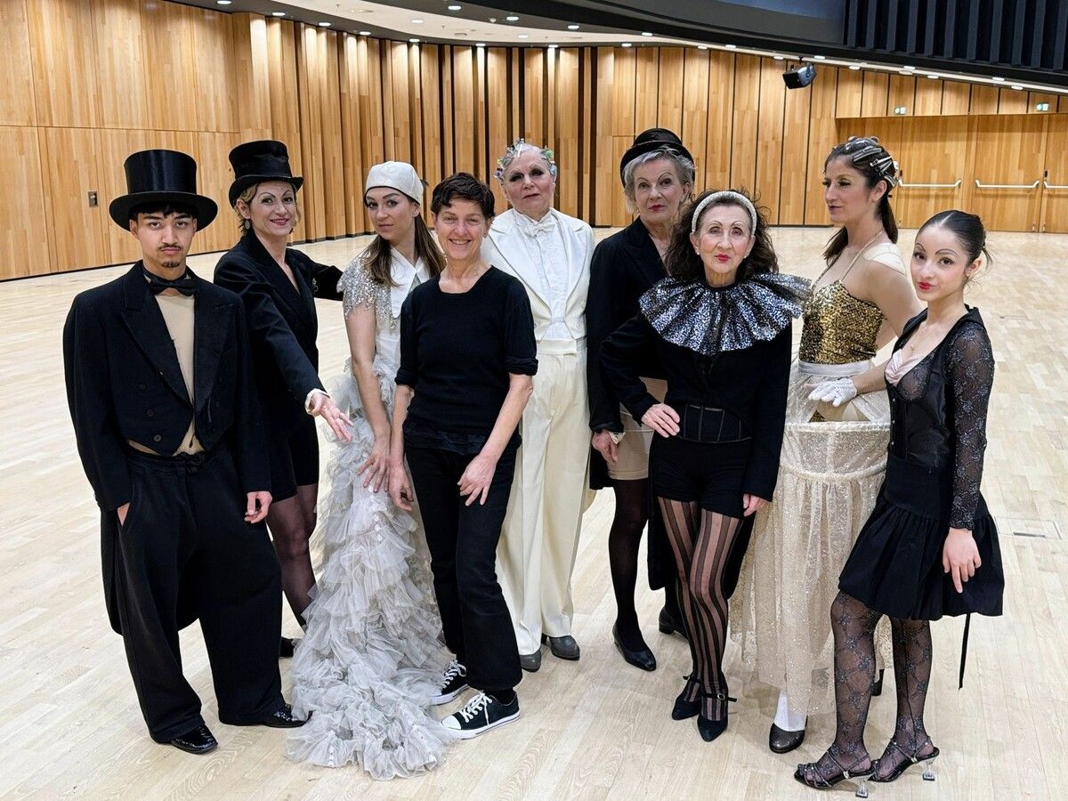 Regisseurin Brigitte Walk (4. v. l.) mit einigen Ensemblemitgliedern und Mitwirkenden vor der Premiere im Montforthaus.⇒SIE