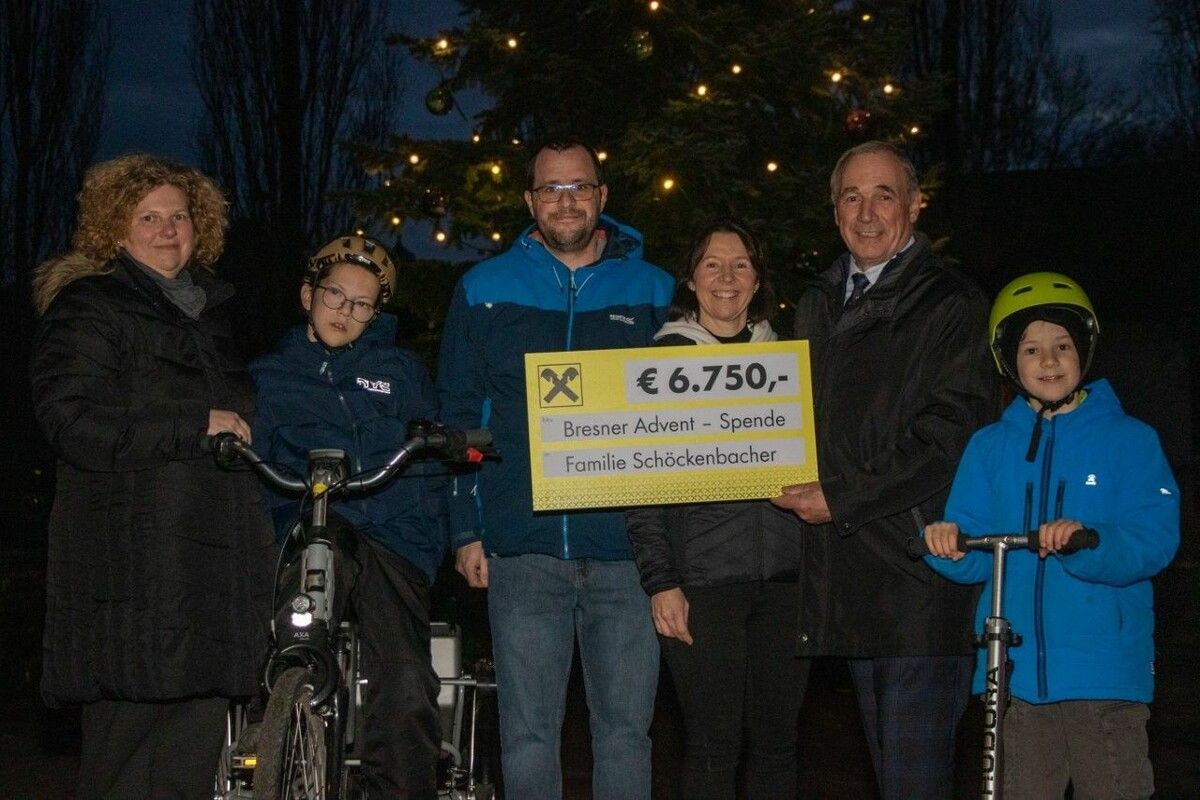 Reinhard Metzler von der Funkenzunft Brederis und Simone Amann von der Pfarre übergaben den Scheck an die Bresner Familie.⇒florian hapberger