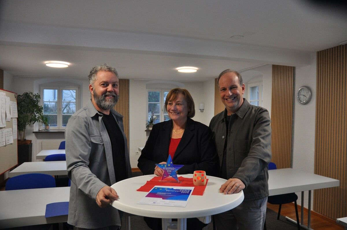 René Glatthaar (stv. Vorsitzender der VHS Hohenems), Obfrau Elisabeth Schmid und Bürgermeister Dieter Egger freuen sich über die Auszeichnung.⇒VHS Hohenems