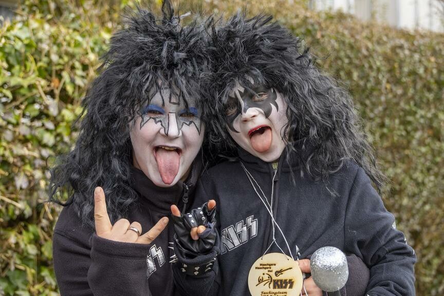 Rockstars: Emil (6) und Mama Jenny Ender waren mit dem Volleyballclub Rankweil als „Kiss“ unterwegs.