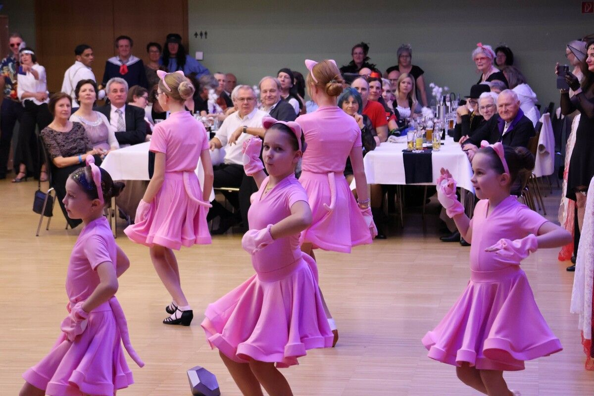 Rund 200 Gäste feierten beim Rosenmontagstanz des TSC Blau-Gold in Koblach.
⇒
TSC Blau-Gold Dornbirn-Lustenau-Koblach