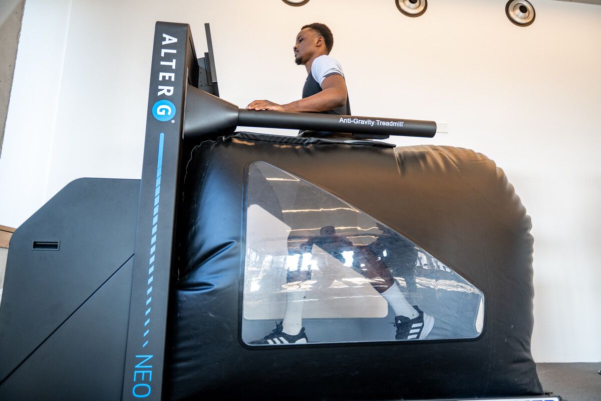 Salif Tietietta wird nach Kreuzbandriss und nunmehriger Meniskusverletzung dank dem Alter-G-Anti-Schwerkraft-Laufband, einzigartig im Ländle, behutsam aufgebaut.⇒Rhomberg