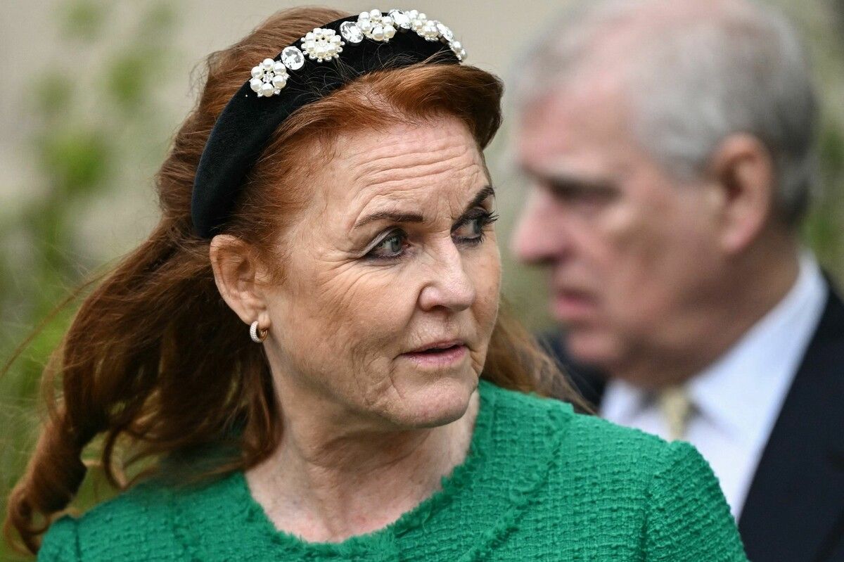 Sarah Ferguson, im Hintergrund ihr Ex-Ehemann Andrew Mountbatten-Windsor.⇒afp
