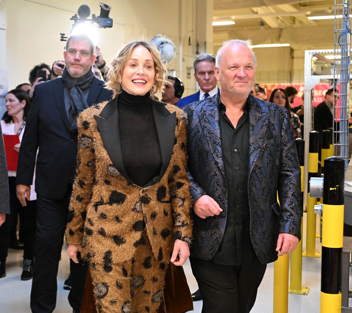 „Schaumrollenkönig“ Karl Guschlbauer (r.) bringt Sharon Stone zum Opernball. Am Dienstag führte er die Schauspielerin durch sein Werk in St. Willibald.⇒apa