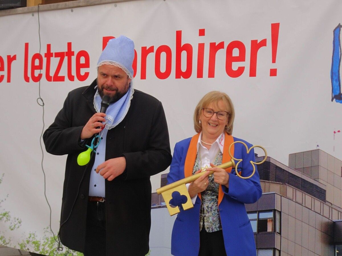 Seit Dienstag ist es offiziell, Zunftmeisterin Dagmar Fenkart-Kaufmann regiert mit ihren Narren für 14 Tage Dornbirn. ⇒Cth (3)