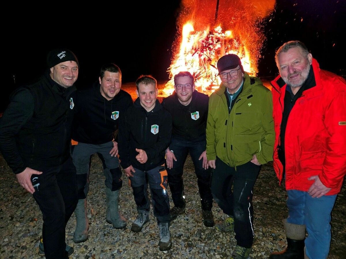 Sie sorgten beim Bäumler Funken am See für ein stimmungsvolles Funkenerlebnis: Stefan Pienz, Peter Lerchenmüller, die Funkenmeister Dominik Bereuter und Manuel Holzer sowie Dietmar Heiß und Gerhard Baldauf.⇒BMS