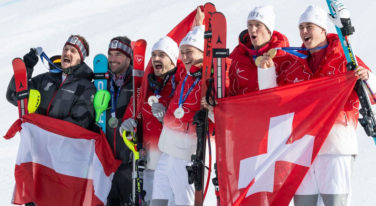 Siegerpodium in Rot-Weiß, die Medaillengewinner in der Teamkombi, v. l.: Die Silbernen Manuel Feller und Vincent Kriechmayr sowie Loic Meillard und Marco Odermatt (SUI) und das Gold-Duo Tanguy Nef/Franjo von Allmen.⇒gepa