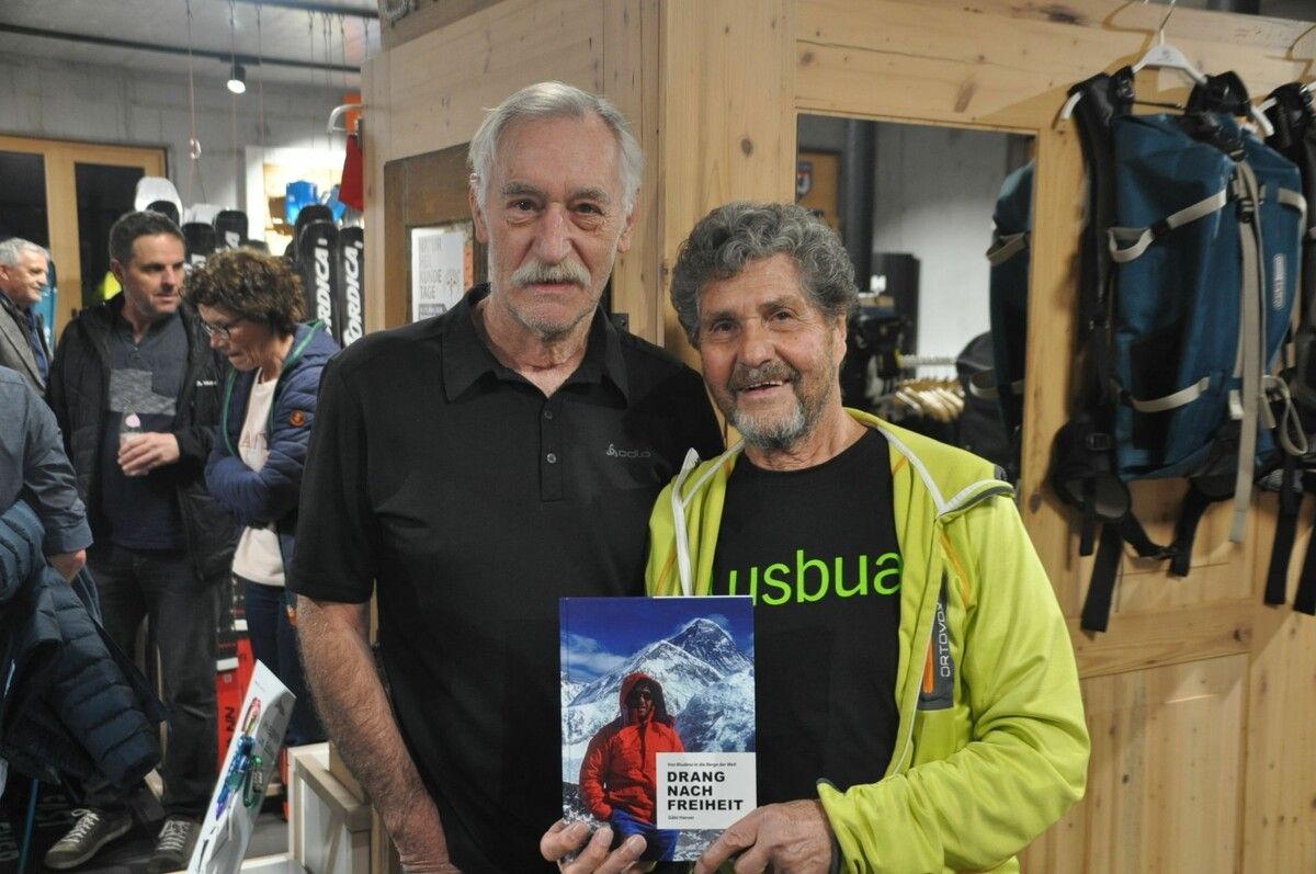 Sigi Schwärzler (l.) und Gäbi Hanser (r.) präsentierten die zweite Auflage des Buches „Drang nach Freiheit“ im Bergsportgeschäft Movimento in Nüziders.⇒HaB