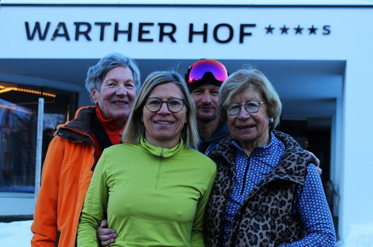 Skilauf scheint für sie ein Jungbrunnen zu sein, der auch im hohen Alter noch fit hält: Für ihren Skilehrer Marko Fritz sind Ute Winter (l.), Herta Spörli (r.) und deren Tochter Line jedenfalls die außergewöhnlichste Skischulgruppe, die er jemals ins Gelände führte. ⇒stp