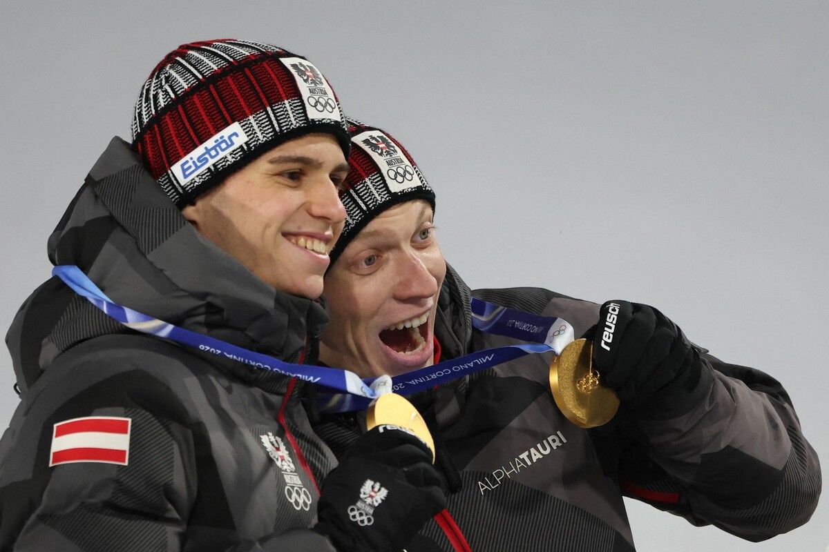 Sorgten für einen goldenen Abschluss der Skisprungbewerbe in Predazzo: Stephan Embacher (l.) und Jan Hörl holen sich die Goldmedaille im Super-Team-Bewerb.⇒apa