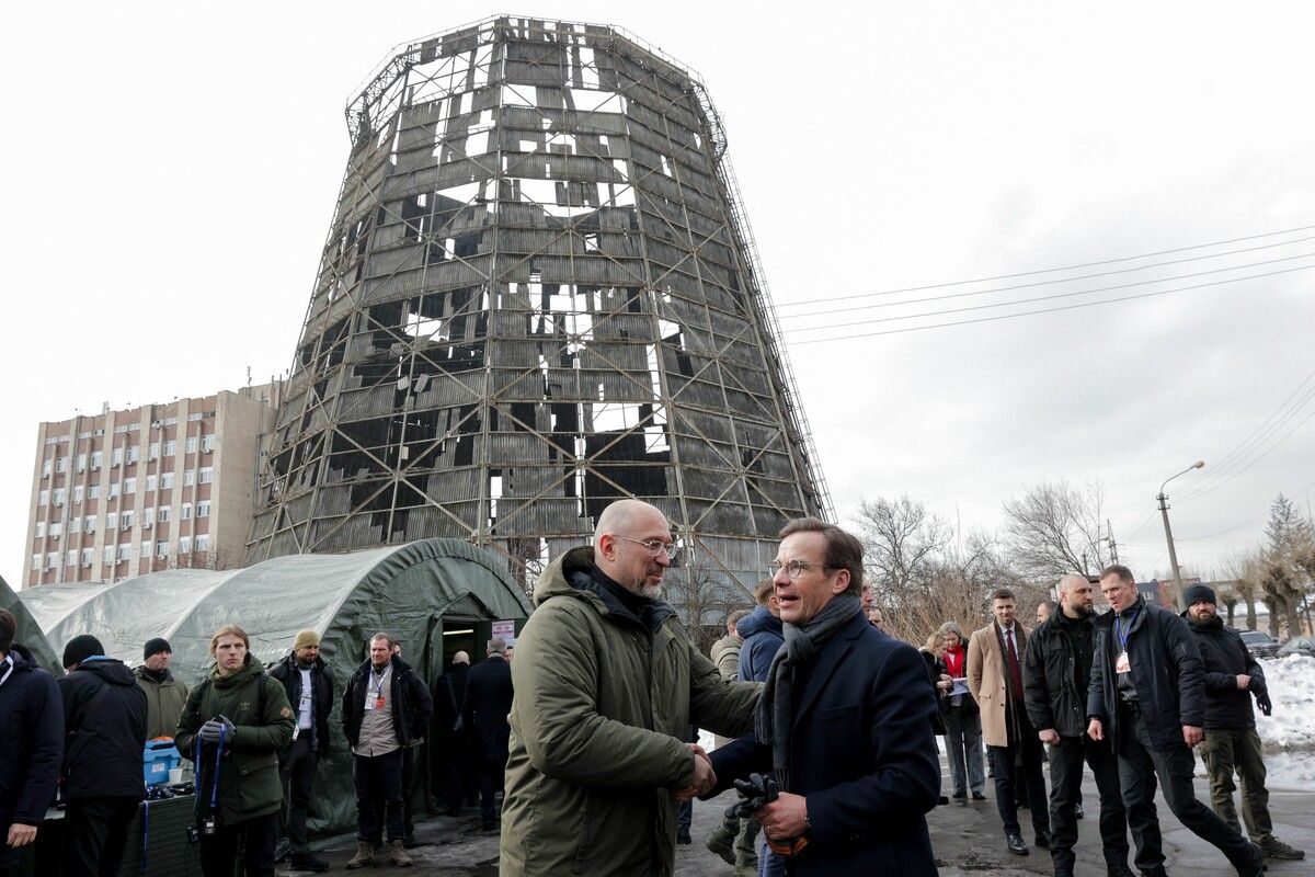 Spitzenpolitiker reisten zum Jahrestag des Angriffs in die Ukraine. Im Bild der ukrainische Verteidigungsminister Shmygal und Schwedens Premier Kristersson.⇒AFP