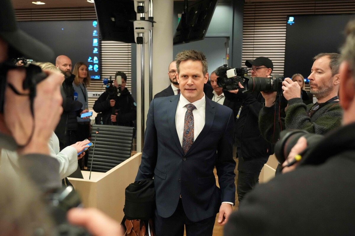 Staatsanwalt Sturla Henriksboe auf dem Weg in den Verhandlungssaal. Das Medieninteresse ist riesig.