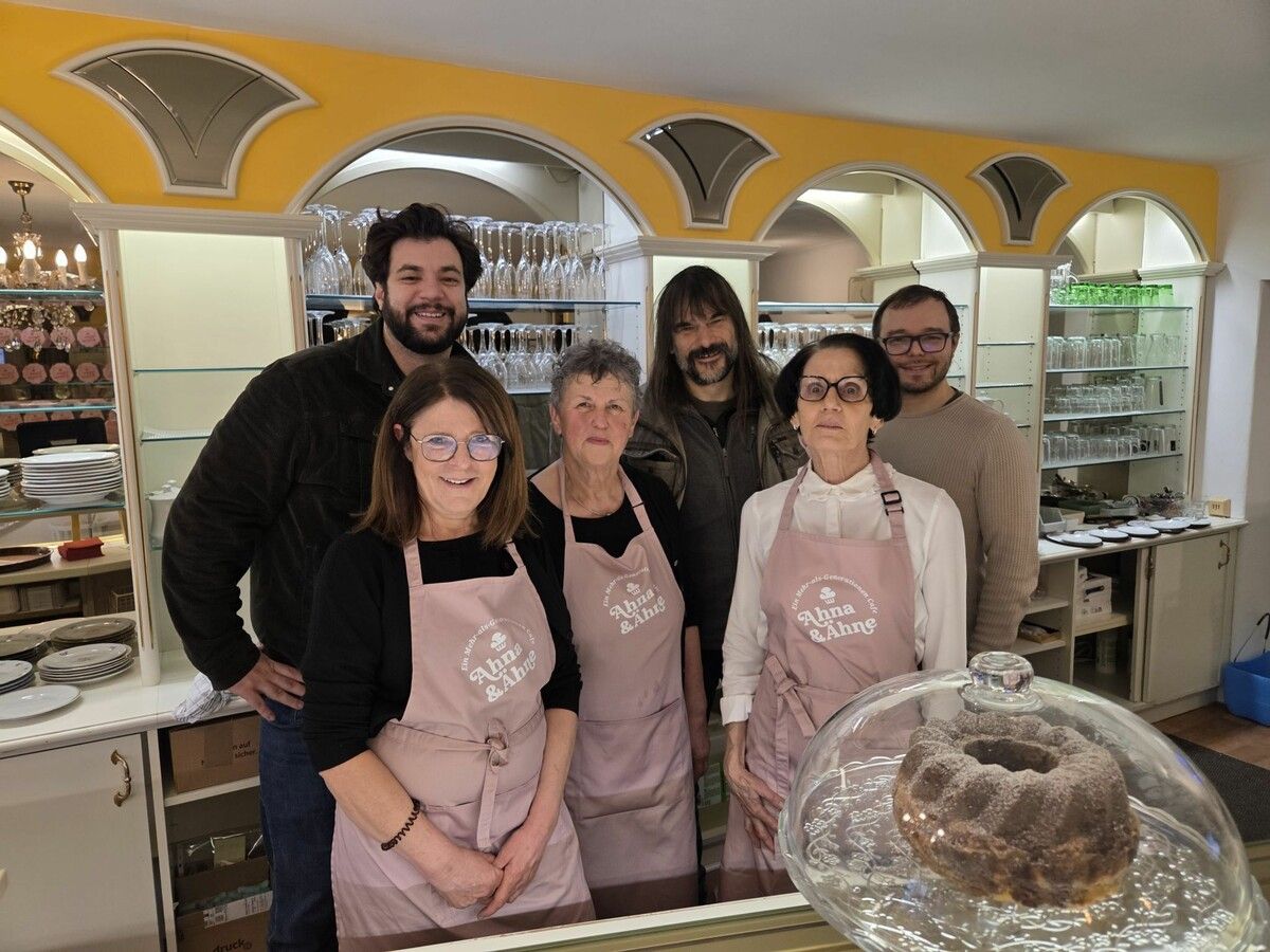 Stadtrat Cenk Dogan, Wolfgang Sila und Stadtrat Fritz-Wachter mit dem Team von „Ahna und Ähne“. ⇒Stadt Bludenz