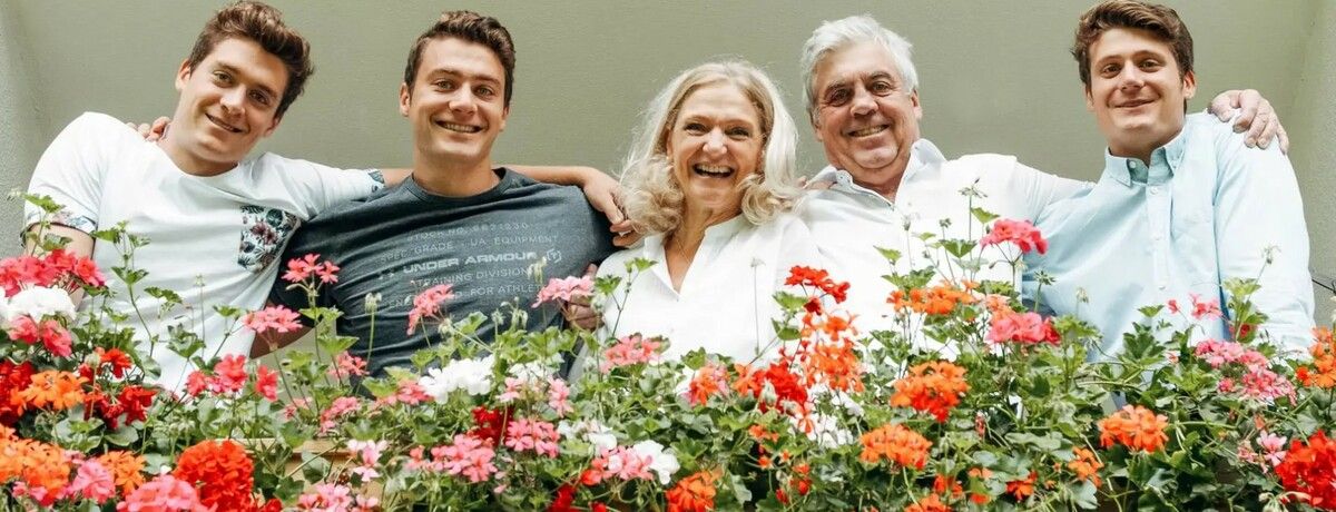 Stimmkräftige Unterstützung von der Familie gibt es für Alessandro „Izzi“ Hämmerle heute beim Rennen in Livigno. Die Brüder Luca (l.) und Michael „Gino“ sind ebenso vor Ort wie die Eltern Caterina und Hanno Hämmerle, deren Pension in Gaschurn derweil geschlossen bleibt.⇒vn