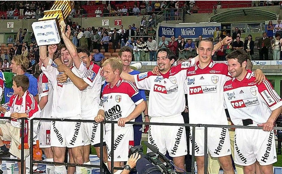 SWB-Trainer Andreas Heraf (ganz rechts) nach dem Cupsieg mit dem FC Kärnten im Jahr 2001. Nachfolgeclub Austria Klagenfurt steht vor der Insolvenz.⇒Kernmayer