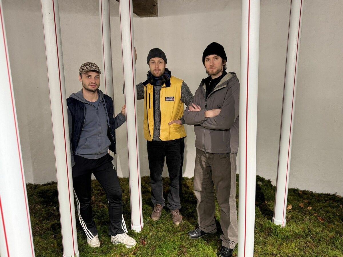 Tänzer, Choreograph und Schauspieler Fabian Tobias Huster, Künstler Viktor Elmpt und Musiker Leonard Winter vor der Performance im Feldkircher Pulverturm.⇒Sigrid Juen
