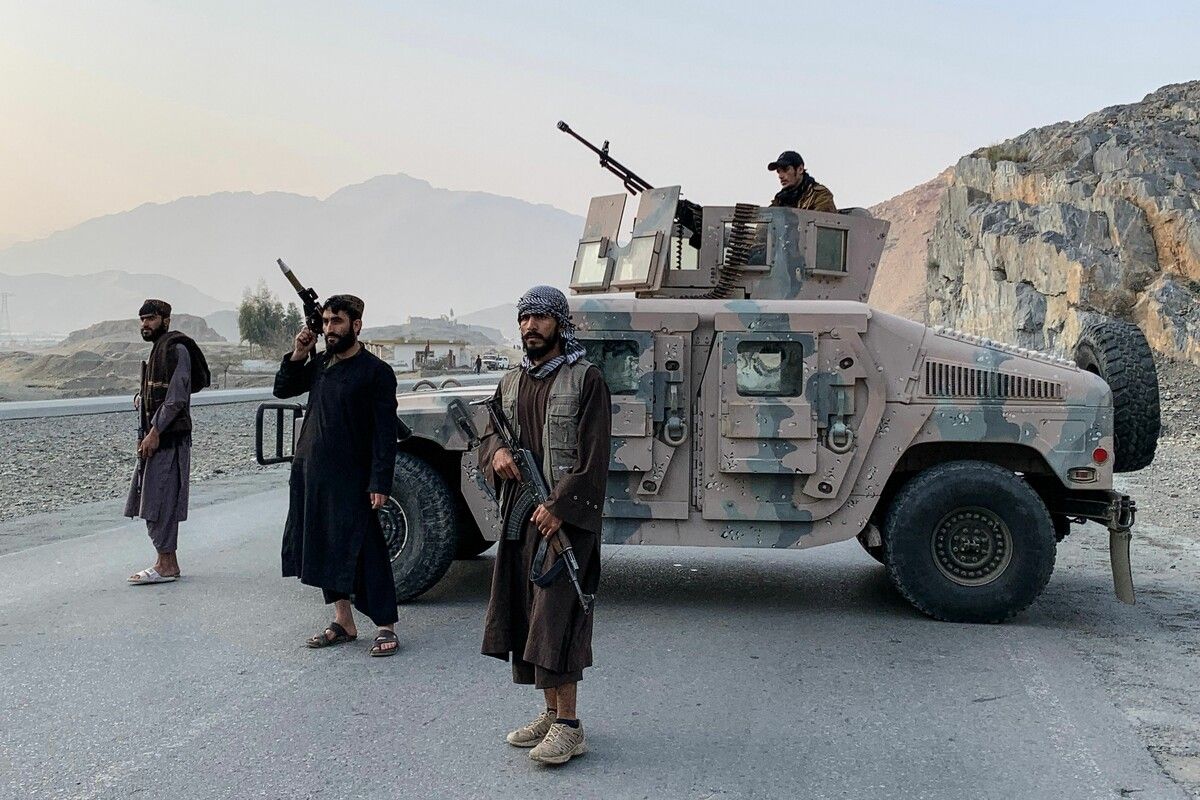 Taliban-Sicherheitskräfte bewachen den Grenzübergang Torkham zwischen Afghanistan und Pakistan in der Provinz Nangarhar.⇒AFP