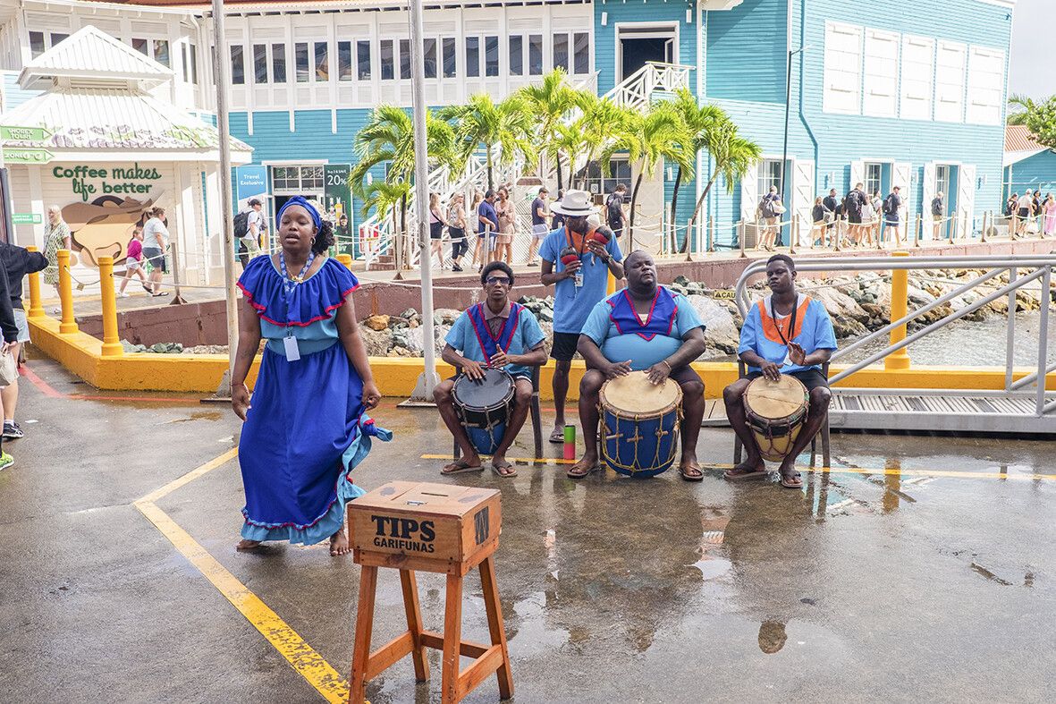 Tanz und Kleidung gehören zu den sichtbaren Traditionen der Garífuna.